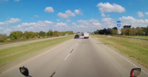 Vodič kamiónu našiel spôsob, ako sa vyhnúť dopravnej zápche