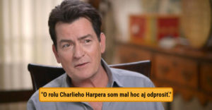Charlie Sheen ľutuje, že o rolu v seriáli Dva a pol chlapa neprosil. Po rokoch sa konečne vyrozprával