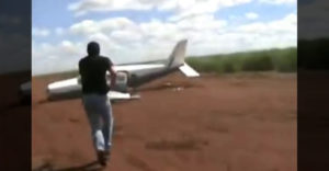Zastavenie lietadla drogového kartelu počas vzletu (Ako z filmu)