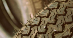 Prečo z väčšiny nových pneumatík trčia malé gumové časti?