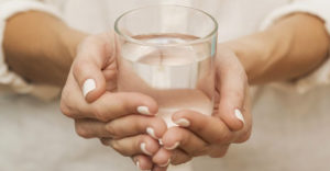 Profesor psychológie sa opýtal, koľko váži pohár vody. Odpoveďou je životná lekcia
