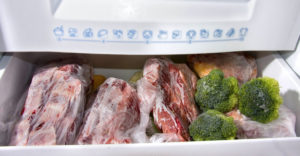 Aké potraviny nepatria do mrazničky a ako dlho tam môže zostať mäso či pečivo