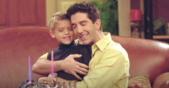 Spomínate si na Rossovho malého syna zo seriálu Priatelia? Dnes je z neho miláčik žien a nádejný herec