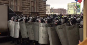 Ruská polícia sa snaží zastrašiť demonštrantov (Nevydalo)