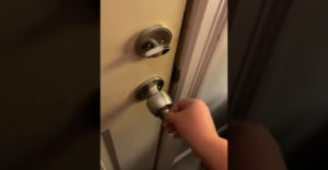 Vytrápila svojho manžela, ktorý sa pokúšal odomknúť dvere (Rozvod loading)