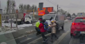 Nepozorné deti na prechode pre chodcov (Chýbala len sekunda)