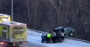 Záchranná akcia vodiča, ktorý so svojim autom visel nad mostom