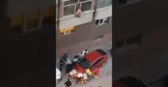 Presunuli auto aby vyslobodili muža z horiacej budovy (Hrdinovia dňa)