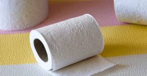 Existuje len jedno správne riešenie, ako zavesiť toaletný papier. Dôkazom je patent z roku 1891