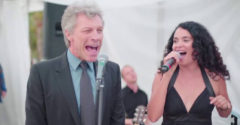 Keď sa medzi svadobnými hosťami objaví aj skvelý Jon Bon Jovi