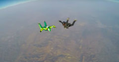 Z výšky 7620 metrov skočil bez padáku (Adrenalínový pretlak)