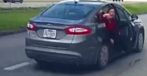 Žena vyskočila za jazdy z auta, aby unikla násilníkovi (USA)