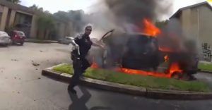 Policajt zachránil muža z horiaceho vozidla (Hrdina dňa)