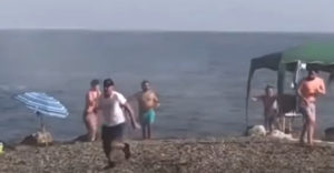 Obchodníkov s drogami na pláži zastavili turisti