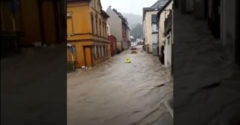 Ľudia počas povodne zachránili hasiča (Nemecko)