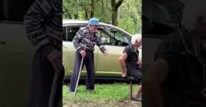 97 ročný dedo dráždi babku (Neprekukla ho)