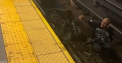 Muž na invalidnom vozíku spadol na koľajnice metra (Hrdinská záchrana)