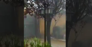 Muž dúfa, že jeho brána odolá záplavám (Španielsko)