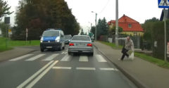 Vodič BMW zrazil pred políciou chodca (Okamžitá reakcia)