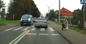 Vodič BMW zrazil pred políciou chodca (Okamžitá reakcia)