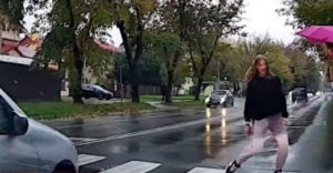 Poľský vodič takmer zrazil dvoch chodcov na prechode