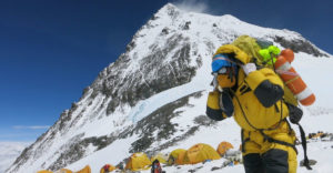 Prečo tí, ktorí skonali na Evereste, nie sú znesení dole, ale navždy ponechaní na vrchole