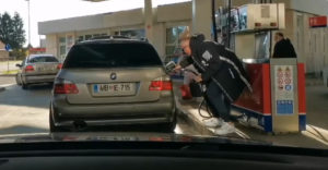 Ako sa výhodne tankuje benzín v Slovinsku (Vypiekol s ním)