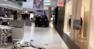 Rozzúrený vodič sa prehnal autom priamo cez obchodné centrum
