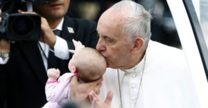 Náhoda alebo zázrak? Pápež František pobozkal dieťa na hlavu a onedlho prišli nečakané správy