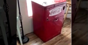 Automat na Coca-Colu z roku 1941 (Stále funguje)