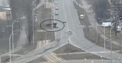 Ruský okupant prešiel obrneným vozidlom auto s vodičom (Zázrakom prežil)