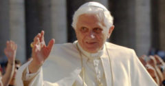 Benedikt XVI. sa zmenil na nepoznanie. Takto vyzerá dnes