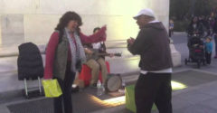 Žena sa pridala k pouličným hudobníkom (Dokonalá symbióza)