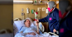 Žena navštívila svojho chorého manžela na Valentína v nemocnici. Scéna, ktorá chytí za srdce