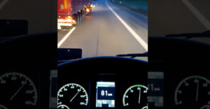 Ako sa má správať vodič predbiehaného kamiónu (Poľský komentár)