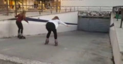 Brána vs. dievča na kolieskových korčuliach (Vyhral silnejší)