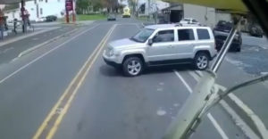Motorista opustí parkovisko bez toho, aby sa pozrel na cestu (Betónová sprcha)