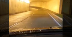 Motorista si myslel, že v tuneli je obrovská diera (Optický klam)