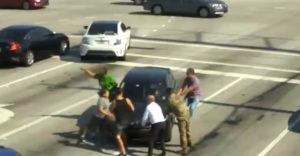 Dobrí samaritáni pomohli motoristovi, ktorý omdlel za volantom (USA)
