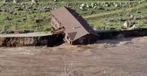 Búrlivá voda strhla so sebou dom (Yellowstonský park)