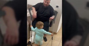 Dievčatko pomáha nevládnemu otcovi sadnúť si na stoličku (Dojalo internety)
