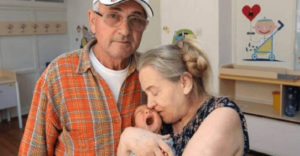 68-ročný muž opustil svoju 60-ročnú manželku, len pár dní na to, ako mu porodila dieťa. Čo ho k tomu viedlo?