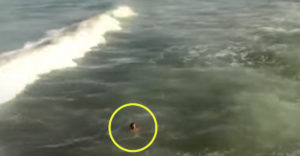 Pilot dronu zachránil chlapca, ktorý sa topil v mori