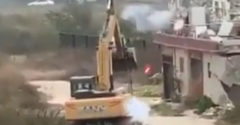Muž poslal ohňostroj na delomolátora, aby mu zabránil v búraní jeho domu (Čína)