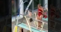 Keď otec natáča syna pri skoku do bazéna (Plavčíčka stredobodom)