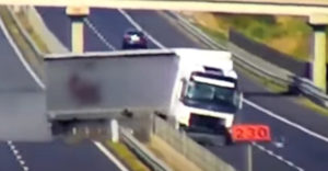 Výbuch pneumatiky kamióna zbúral diaľnicu (Nebezpečná situácia)