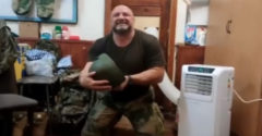 Ukrajinec testuje odolnosť ukoristenej ruskej prilby (Veľký výsmech)