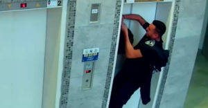 Policajt zachránil psa uviaznutého na vodítku vo dverách výťahu (Izrael)