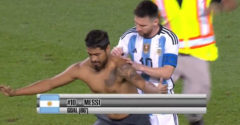 Fanúšik si vyžiadal podpis na chrbát od Messiho počas zápasu (Skoro uspel)
