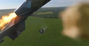 Ruský pilot sa katapultuje z lietadla tesne predtým, ako ho zasiahne raketa